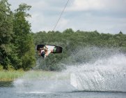 Wakeboarding homem confiante em um lago na natureza — Fotografia de Stock