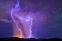 Vista panorámica del rayo púrpura, Buckeye Foothills, Arlington, Arizona, América, EE.UU. - foto de stock