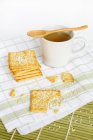 Wholewheat crackers with sesame seeds and tea — Stock Photo
