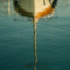 Vista della barca che riflette in acqua di mare — Foto stock