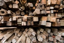 Vue rapprochée des bois usagés destinés au recyclage — Photo de stock