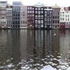 Будинки в ряд уздовж каналу та Амстердама, Голландія — стокове фото