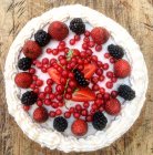 Вкусный сладкий торт со свежими ягодами, вид сверху — стоковое фото