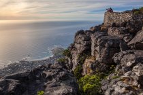 Южная Африка, Кейптаун, Люди, наслаждающиеся видами с вершины Столовой горы — стоковое фото