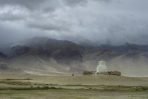 Мальовничим видом буддійська ступа поблизу Tso кар, Changthang, Джамму і Кашмір, Сполучені Штати Америки — стокове фото