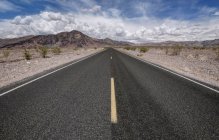 Vista panoramica della strada vuota nel parco nazionale della Valle della Morte, California, USA — Foto stock