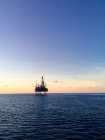Vista panorâmica da plataforma de petróleo ao pôr do sol — Fotografia de Stock