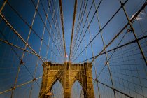 Vista ad angolo basso del ponte di Brooklyn, New York, USA — Foto stock