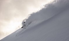 Veloce sciatore su una pista da neve ad alta velocità nelle Alpi, Austria — Foto stock
