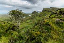 Vista panorâmica da paisagem montanhosa, Trotternish, Ilha de Skye, Escócia, Reino Unido — Fotografia de Stock