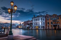 Vista panorámica del Gran Canal al atardecer, Venecia, Italia - foto de stock