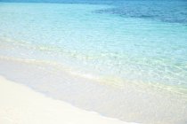 Vista panorâmica da praia e água do mar azul claro — Fotografia de Stock