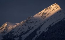 Vista panorâmica de montanhas cobertas de neve na última luz do dia — Fotografia de Stock