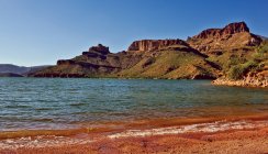 États-Unis, Arizona, vue panoramique sur la montagne depuis le bord du lac — Photo de stock