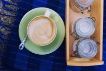 Café cappuccino avec bocaux de sucre, vue sur le dessus — Photo de stock