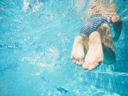 Vista subaquática da menina em uma piscina — Fotografia de Stock