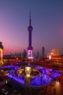 Torre de la perla y horizonte de la ciudad por la noche, Shanghai, China - foto de stock