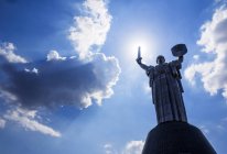 Vue en angle bas du monument de la Patrie, Kiev, Ukraine — Photo de stock