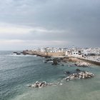Beau paysage urbain et plage d'Essaouira par temps nuageux, Essaouira, Maroc — Photo de stock