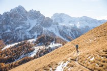 Woman hiking in the Dolomite Mountains, South Tyrol, Italy — Stock Photo