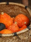 Nahaufnahme frischer orangefarbener Kürbisse im Korb — Stockfoto