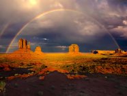 Vista panorâmica do arco-íris sobre o vale do monumento, Arizona, América, EUA — Fotografia de Stock