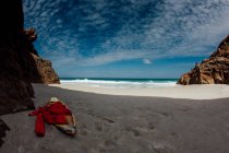 Abandoned surfboard and wetsuit on the beach, Arraial do Cabo, Rio de Janeiro, Brazil — Stock Photo