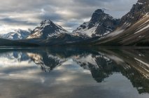 Bow lake in the morning, Canadian Rockies, Banff National Park, Alberta, Canada — Stock Photo