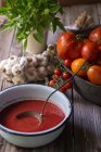 Natura morta di salsa di pomodoro fatta in casa con pomodori, aglio ed erbe aromatiche — Foto stock