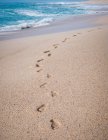 Vue panoramique sur les empreintes de pas dans le sable sur la plage — Photo de stock