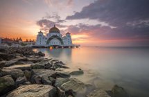 Vista panorámica de la mezquita del estrecho de Melaka, Malaca, Malasia - foto de stock