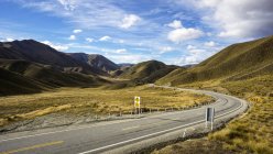 Scenic view of Lindis pass between Twizel and Wanaka, New Zealand — Stock Photo