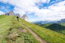 Чоловік і жінка на гірських велосипедах по стежці, Доломітові Альпи, Італія — стокове фото