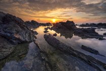 Lever de soleil majestueux par la mer à Malaisie, Kuala Terengganu, Chendering, Pantai Pandak Dalam — Photo de stock