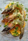 Crevettes crues avec chapelure et persil sur tranches de citrouille — Photo de stock