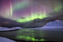 Vue panoramique sur les majestueuses aurores boréales — Photo de stock
