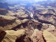 Vista elevada con río en valle, Gran Cañón, Arizona, EE.UU. - foto de stock