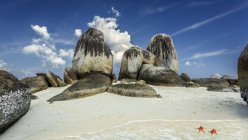 Rochers de granit et étoiles de mer sur la plage, île de Belitung, Indonésie — Photo de stock
