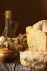 Pão com azeite, alho e sal sobre mesa de madeira rústica — Fotografia de Stock