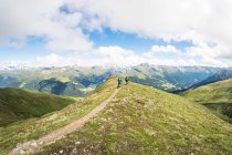 Мужчина и женщина катаются на горных велосипедах в швейцарских Альпах, Гриндельвальд, Швейцария — стоковое фото