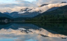 Vue panoramique du reflet des montagnes dans le lac vert, Whistler, Colombie-Britannique, Canada — Photo de stock
