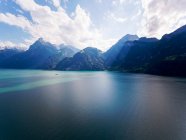 Vista panoramica sul lago di erba medica e sulle montagne, Svizzera — Foto stock