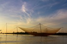 Vista panorámica de la red de pesca al amanecer en Hoi An, Vietnam - foto de stock