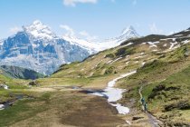 Deux femmes en VTT dans les Alpes suisses, Grindelwald, Suisse — Photo de stock