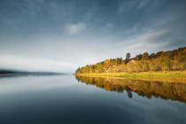 Великобритания, Шотландия, живописный вид на озеро на восходе солнца — стоковое фото