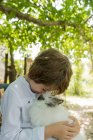 Хлопчик тримає пухнастого кролика — стокове фото