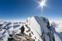 Людина досягає верхньої Piz Bernina Гора, швейцарські Альпи, Граубюнден, Швейцарія — стокове фото