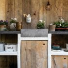 Outdoors kitchen used for gardening and growing plants — Stock Photo