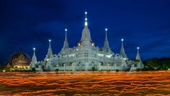 Majestätischer buddhistischer Tempel in der Abenddämmerung am Vesaktag, Thailand — Stockfoto