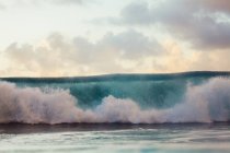 Vue panoramique de la belle vague bleue — Photo de stock